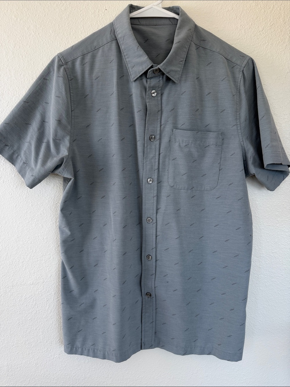 Vuori Men’s Gray Performance Short Sleeve Button-Up Shirt | Size Small